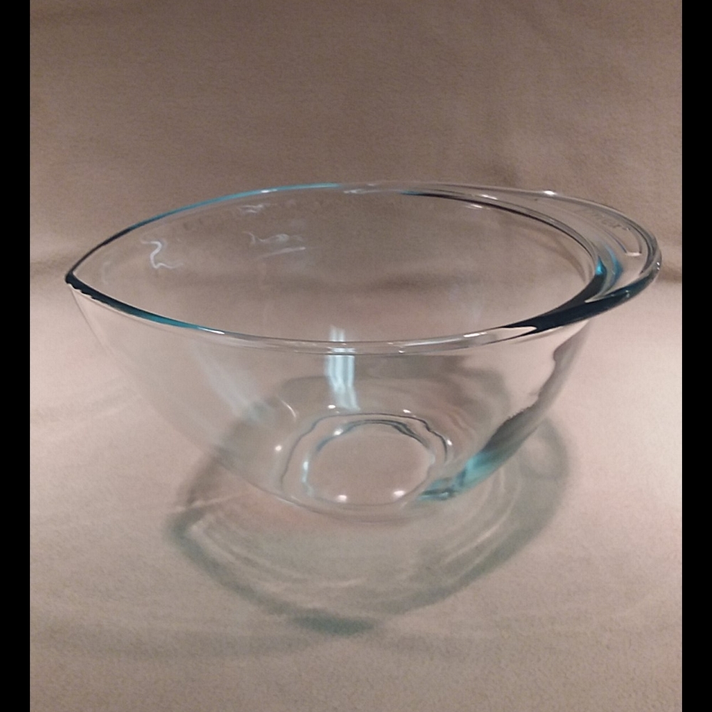 Pyrex Teardrop Mixing Bowl